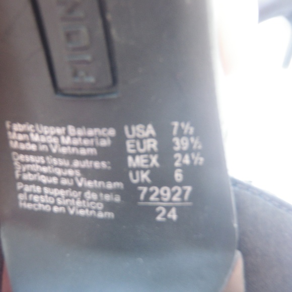 Black Heels w/ Rose on Toe - Picture 5 of 5